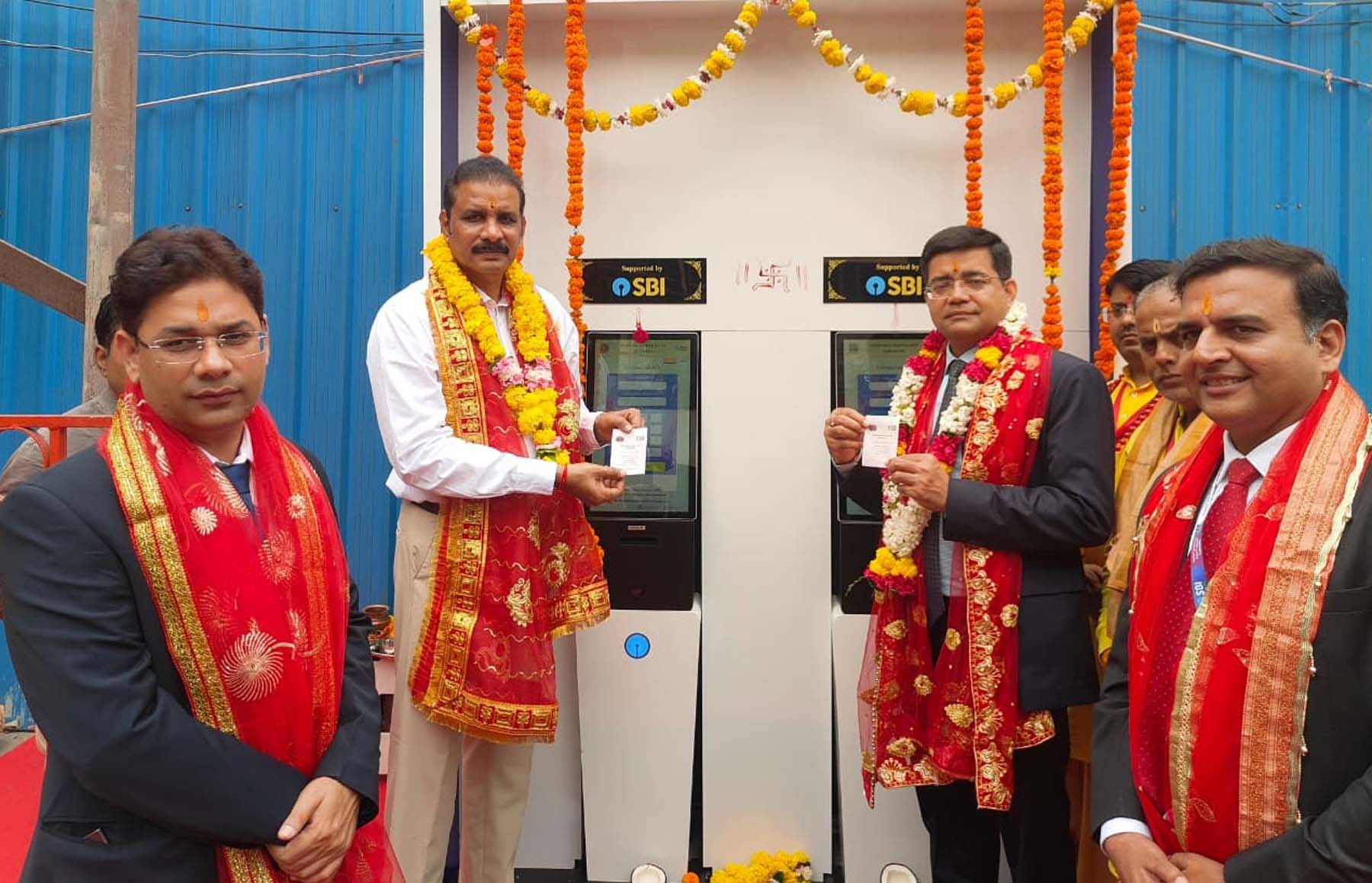 गुरुग्राम स्थित शीतला माता मंदिर में दान के लिए लगाई गई मशीन का शुभारंभ के बाद दान की पर्ची दिखाते सीईओ सुमित कुमार व एसबीआई के अधिकारी देबाशीष मिश्रा।