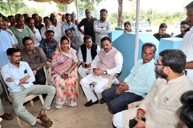 छिंदवाड़ा में पीड़ित परिजनों से मिले उप मुख्यमंत्री राजेन्द्र शुक्ल