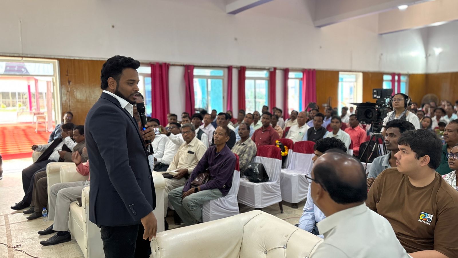 सभा में शामिल लाेग