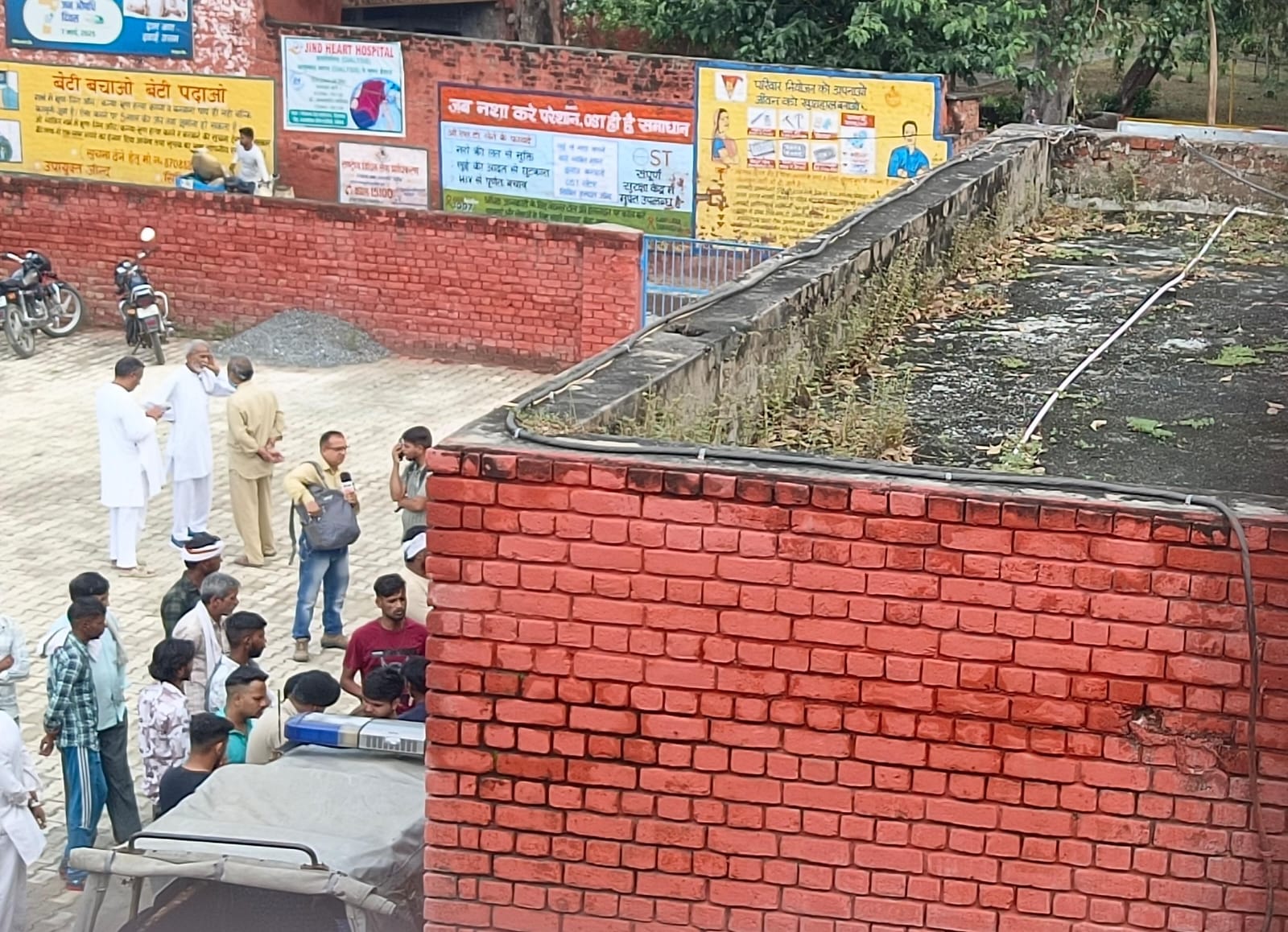 मृतक के शव का पोस्टमार्टम करवाने आए परिजन।