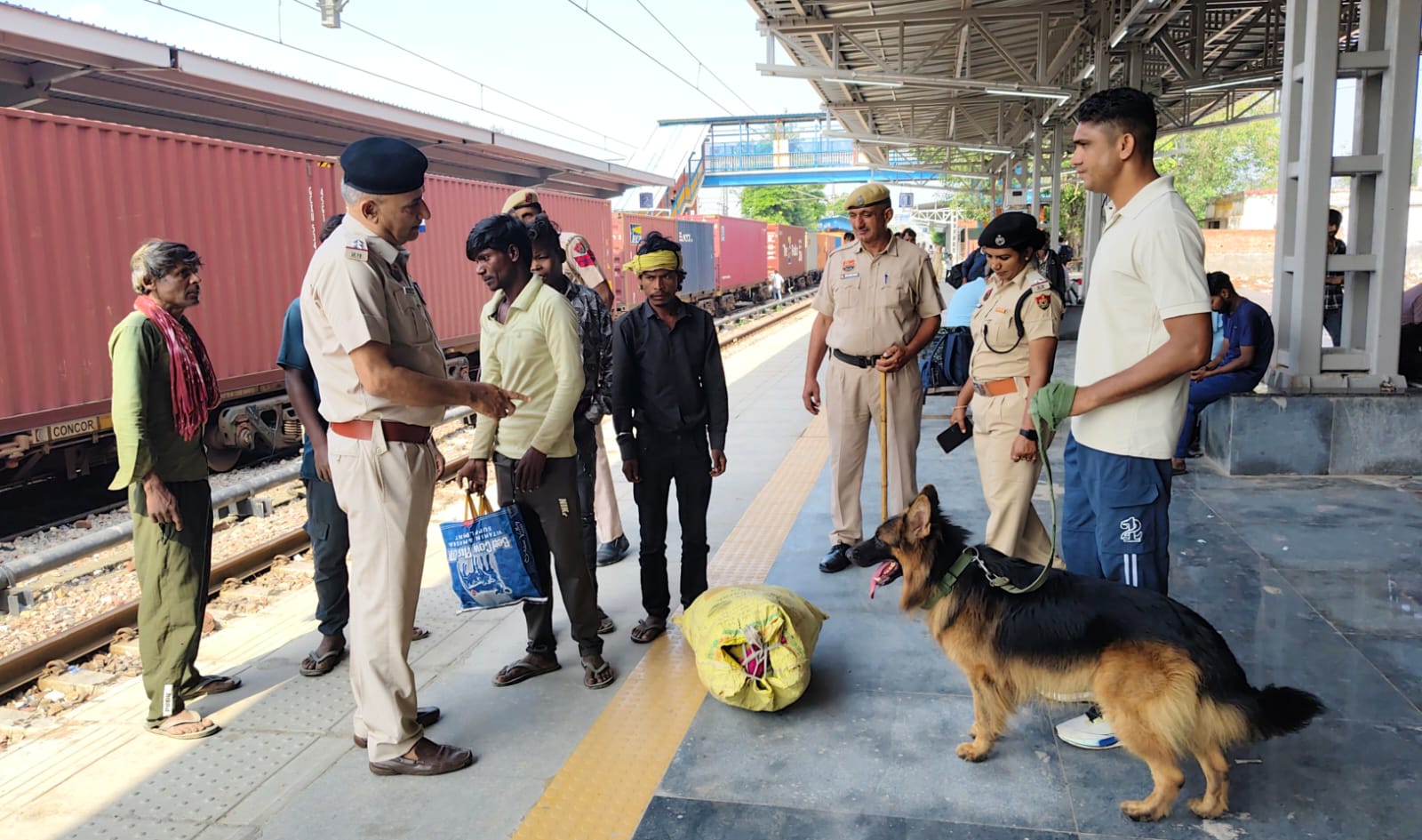 साइबर अपराध को लेकर जागरूक करते हुए थाना प्रभारी।