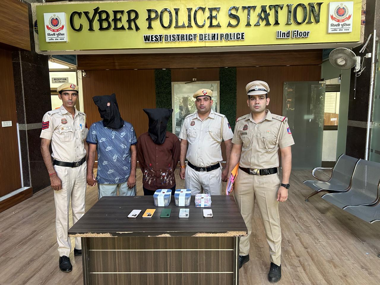 ठगी के मामले में पकड़े गए आरोपितों की फोटो