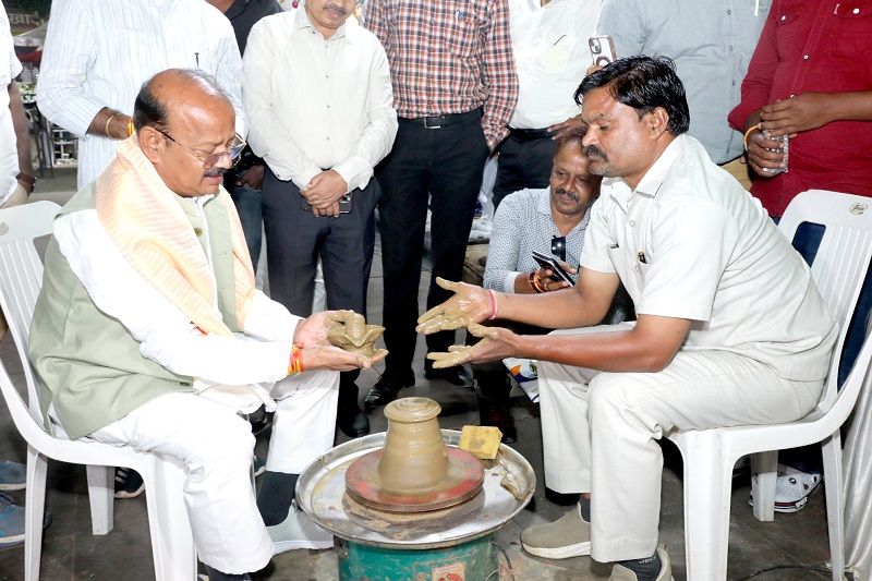 राष्ट्रीय खादी उत्सव की स्टालों का अवलोकन राष्ट्रीय खादी उत्सव की स्टालों का अवलोकन