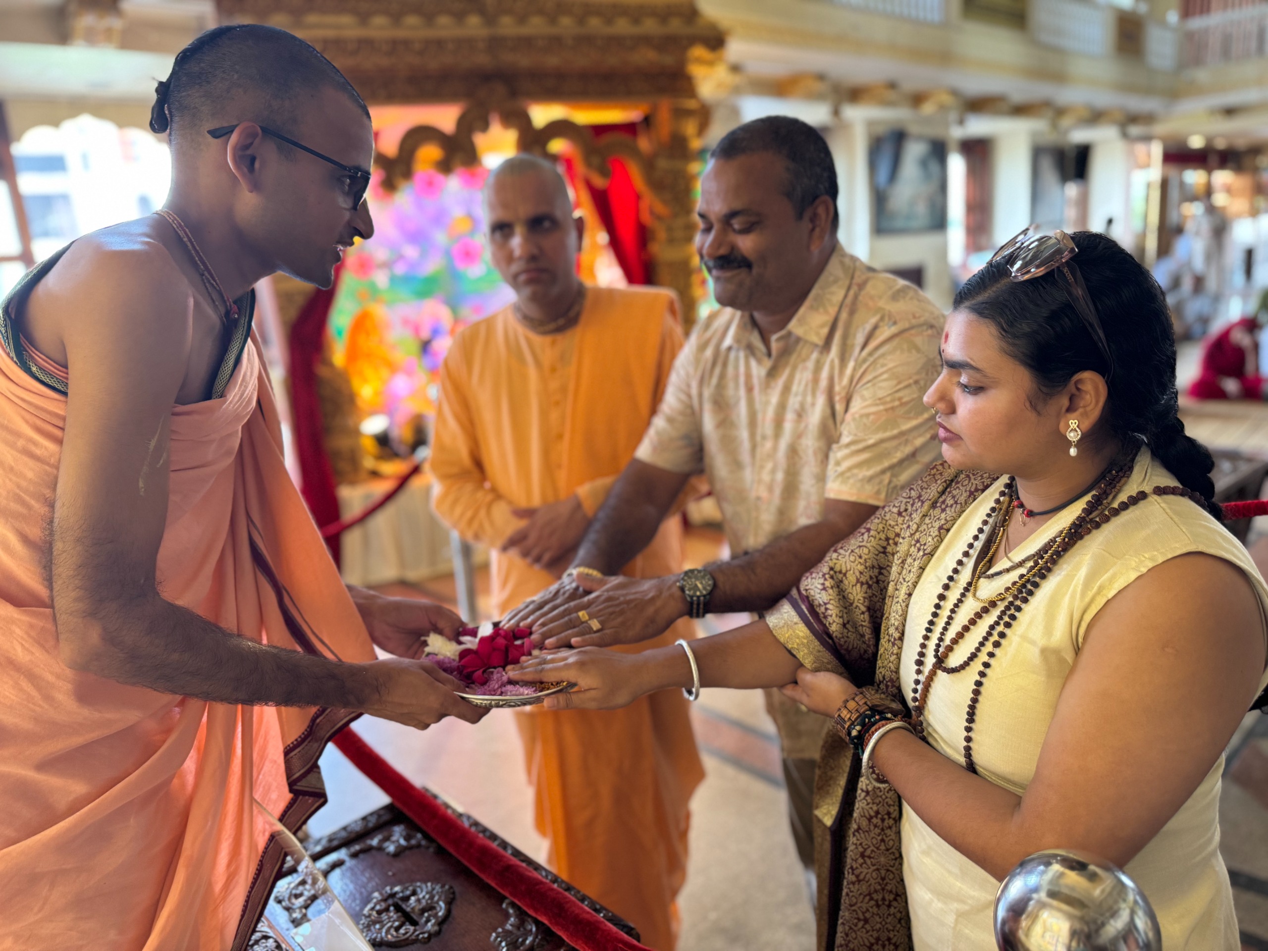 ‘हर हर शम्भू फेम’ अभिलिप्सा पंडा ने किये गुप्त वृन्दावन धाम के दर्शन कर किया दीपदान