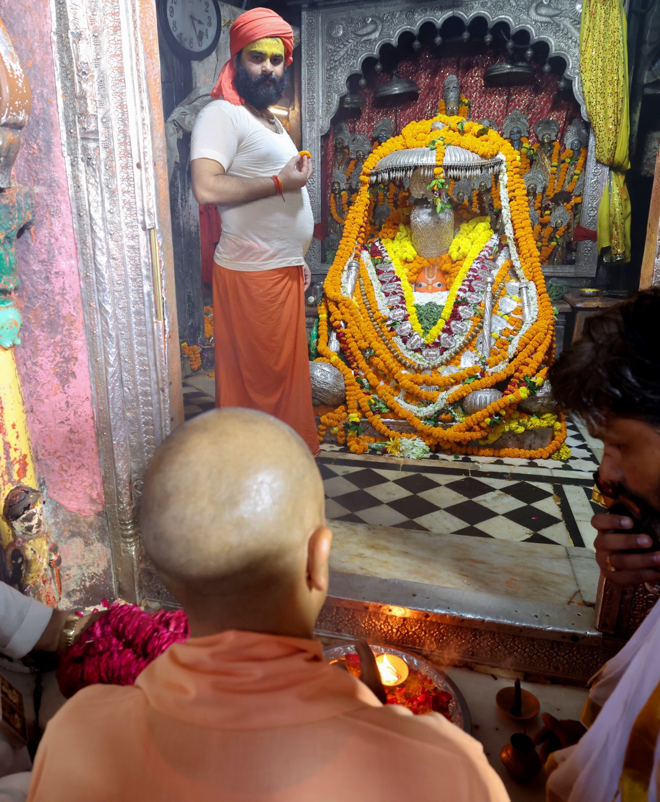 हनुमानगढ़ी में सीएम योगी ने टेका मत्था, श्रीरामलला के दरबार में की आरती