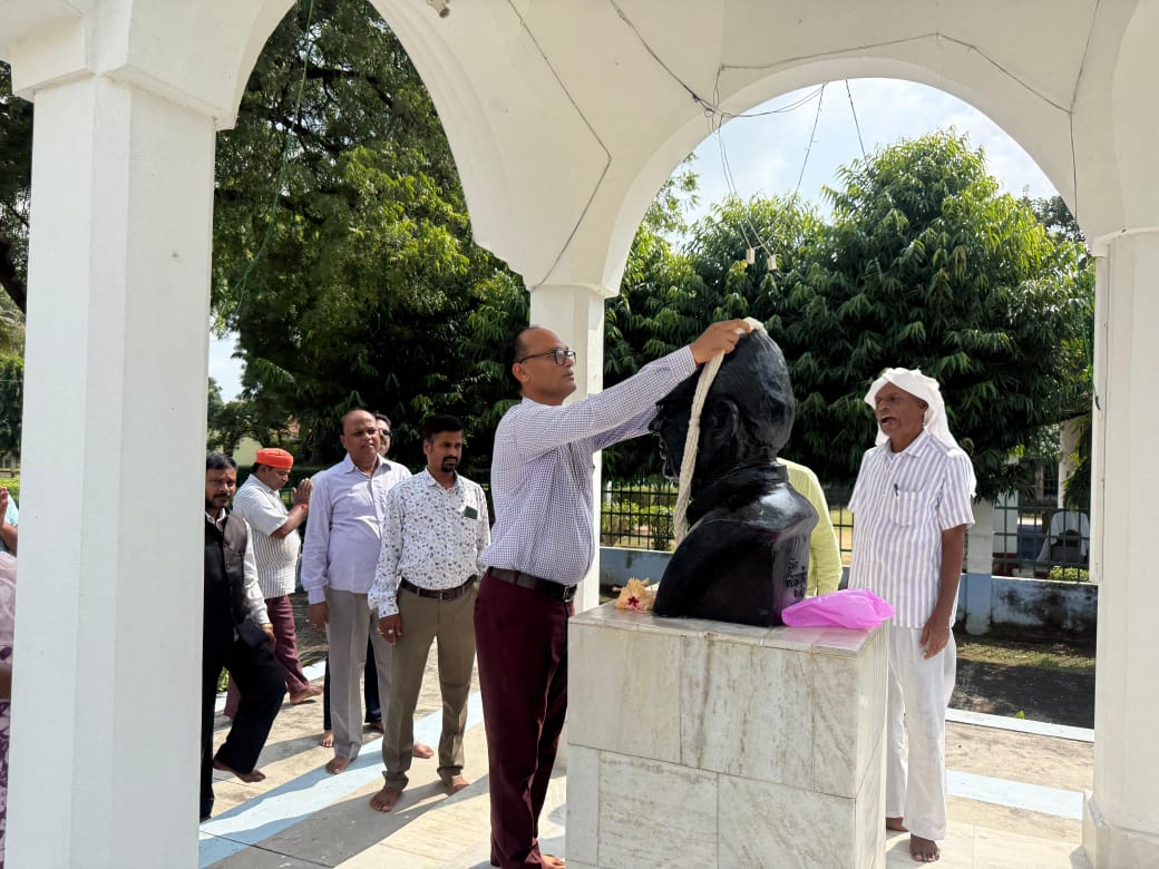 पुष्पाजंलि अर्पित करते आश्रमवासी