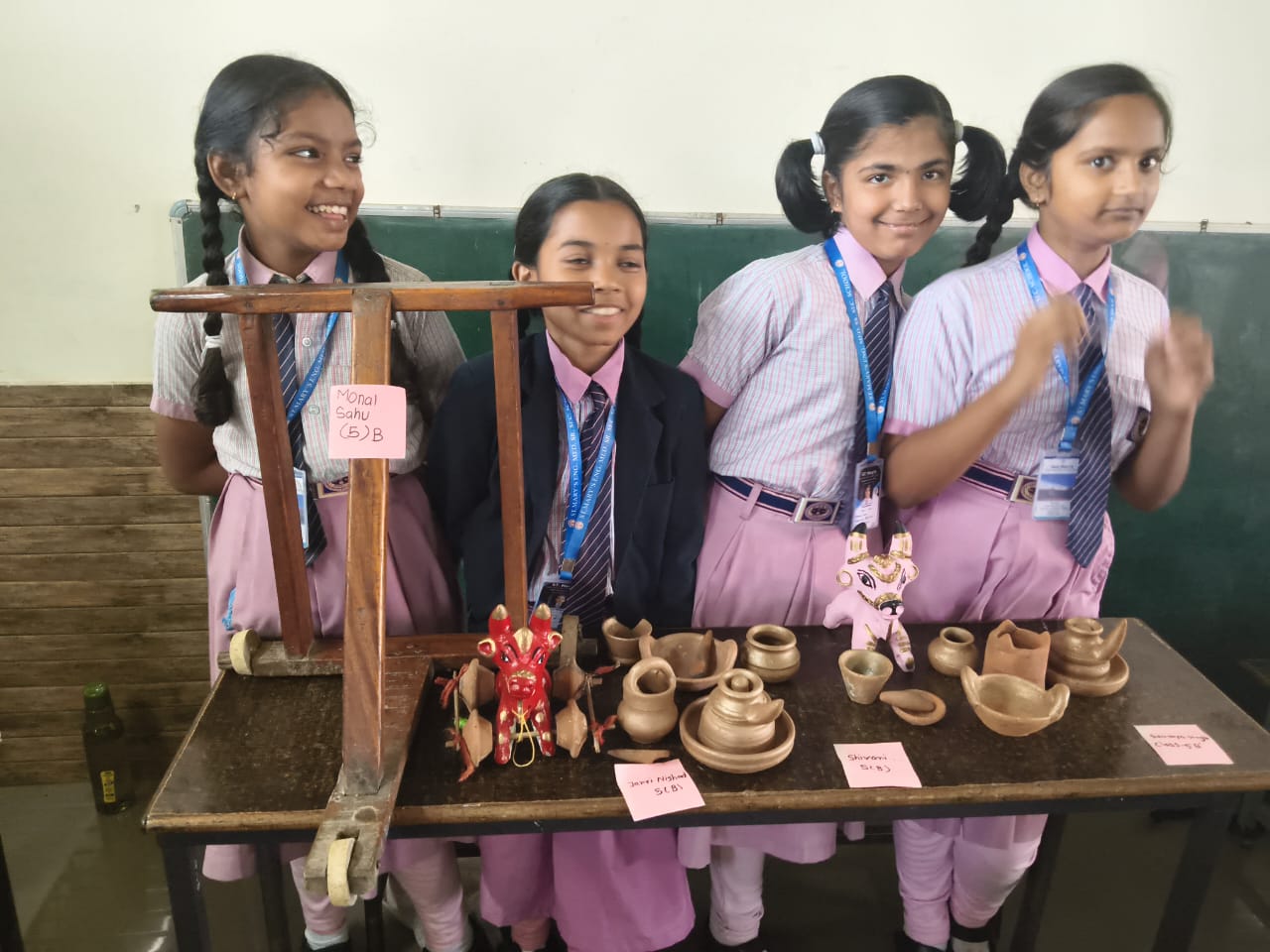 आकर्षक मॉडल चित्र के साथ बैठे हुए विद्यार्थी।