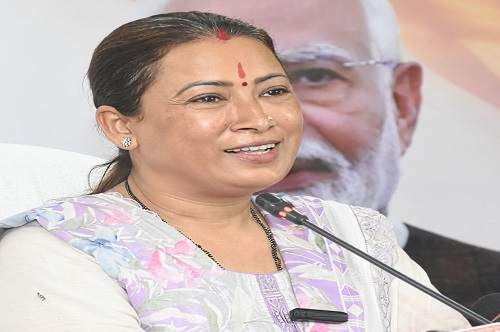 मंत्री रेखा आर्या पत्रकारों से बातचीत करती।