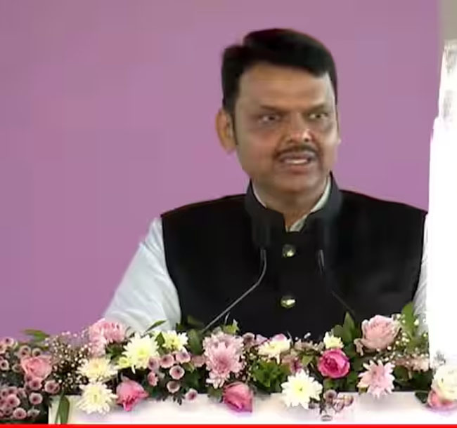 फोटो: नवी एयरपोर्ट उद्घाटन कार्यक्रम को संबोधित करते हुए मुख्यमंत्री देवेंद्र फडणवीस