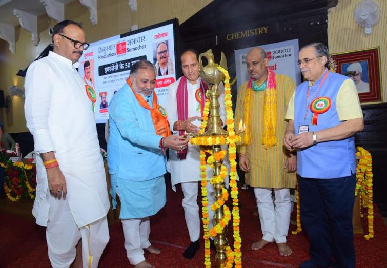 दीप जलाते मंचस्थ अ​तिथि