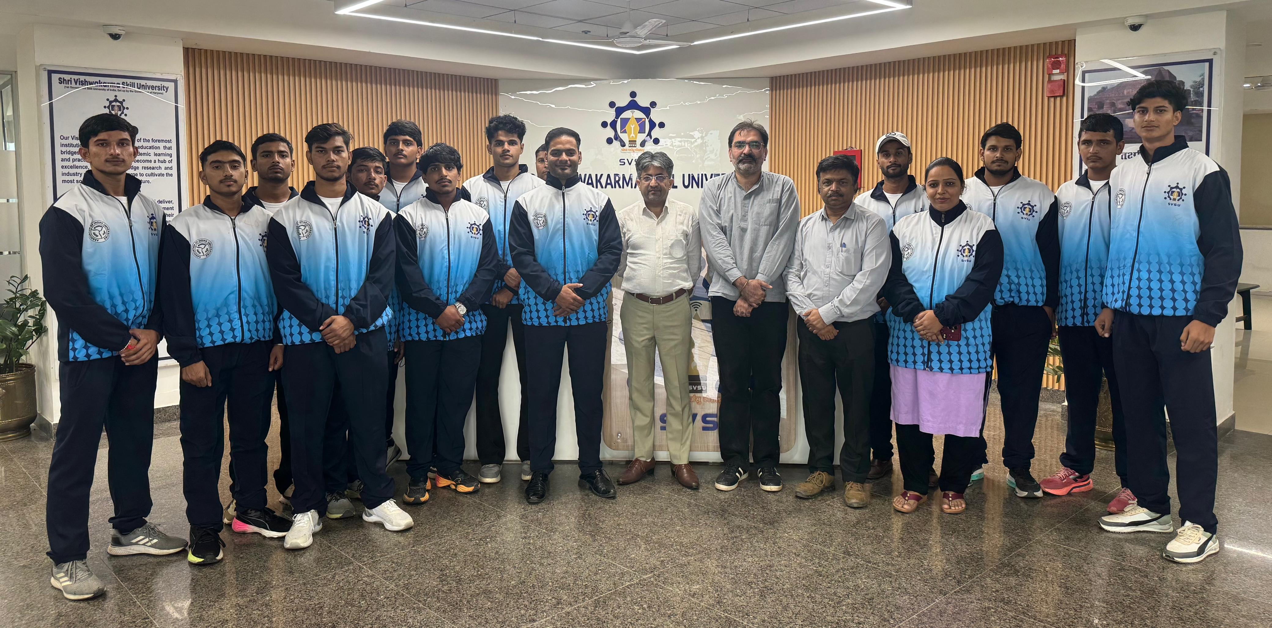 फोटो परिचय- खिलाड़ियों को शुभकामनाएं देकर रवाना करते अकादमिक अधिष्ठाता प्रोफेसर विक्रम सिंह।