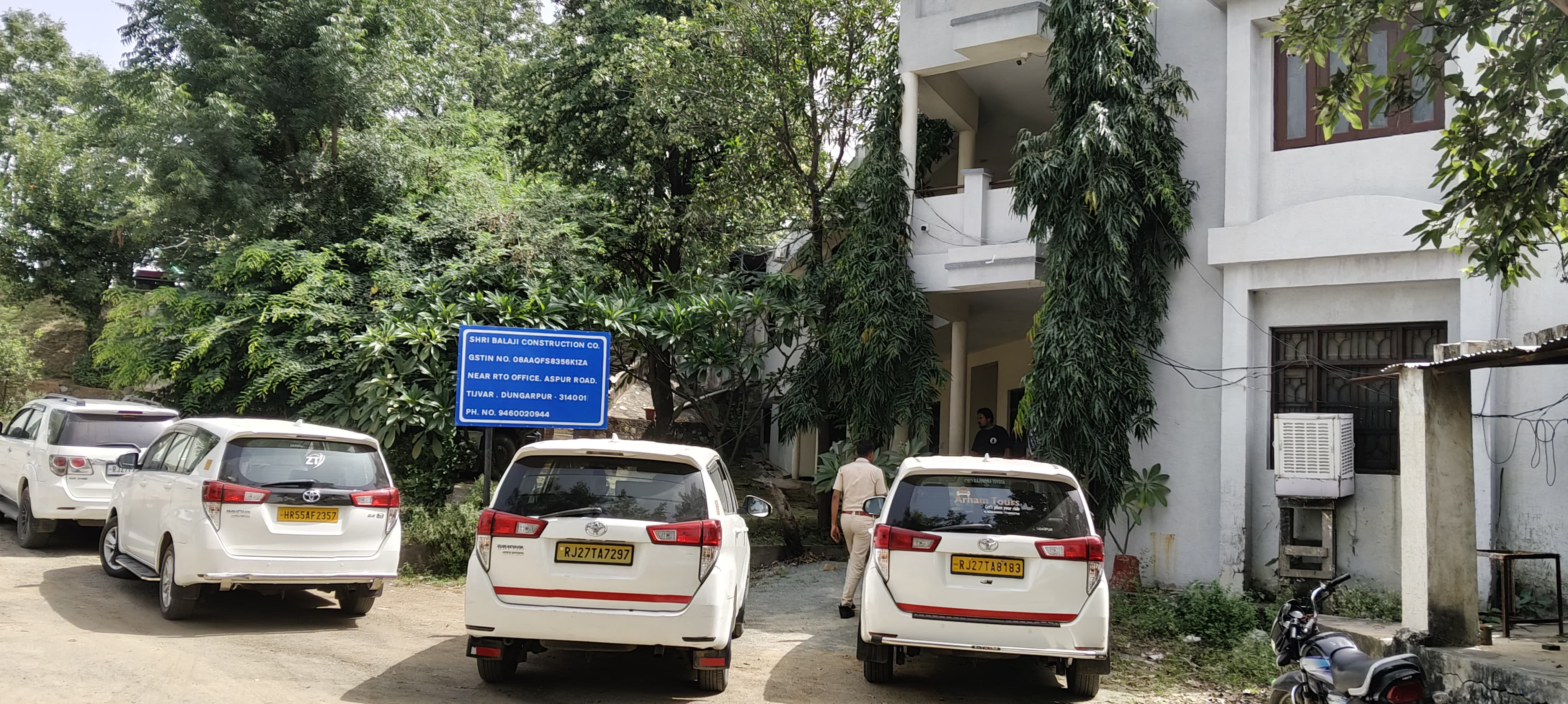 श्री बालाजी कंस्ट्रक्शन ऑफिस के बाहर खड़ी आयकर विभाग की गाड़ियां श्री बालाजी कंस्ट्रक्शन ऑफिस के बाहर खड़ी आयकर विभाग की गाड़ियां
