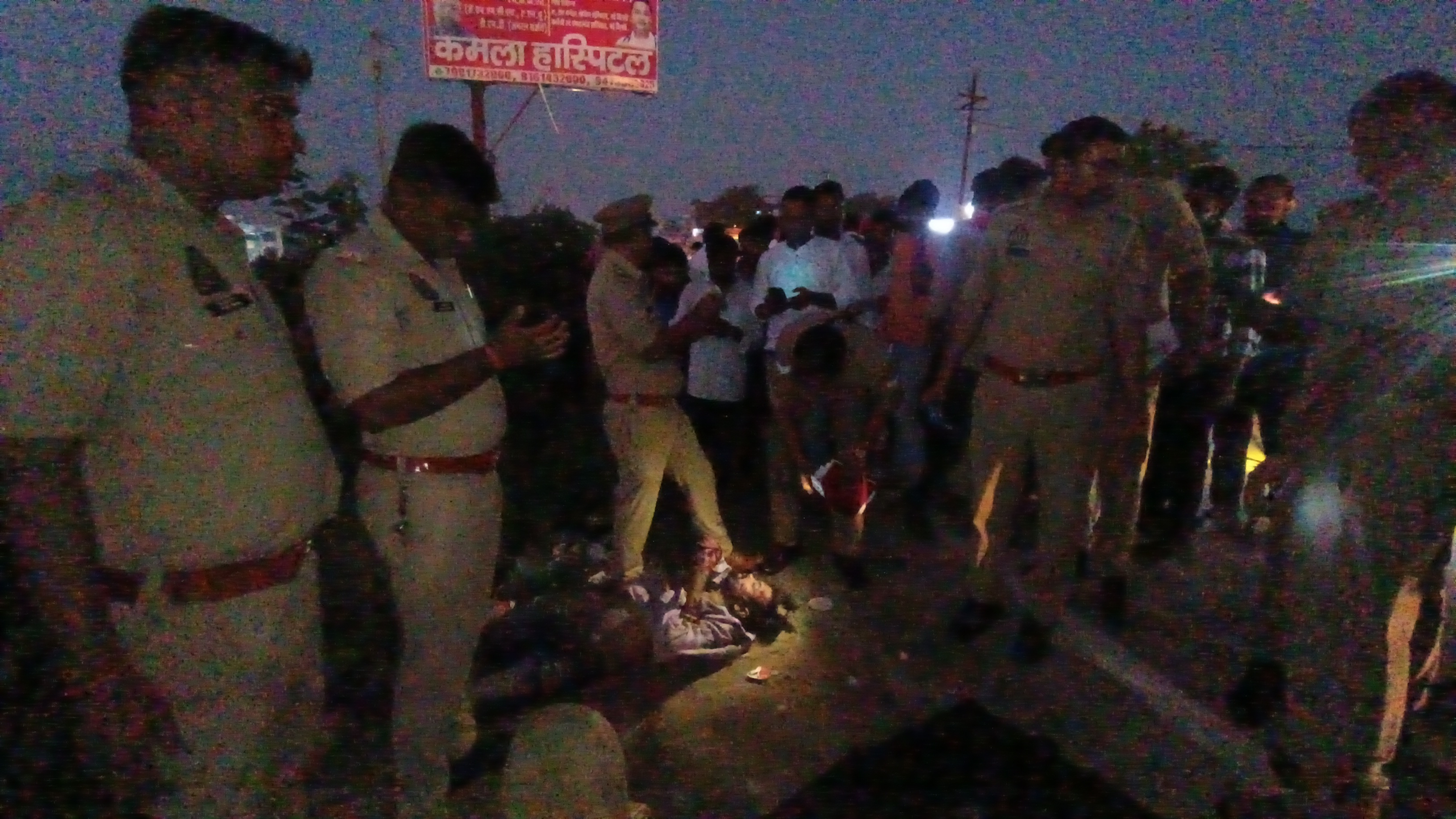 मौके पर जुटी भीड़ पुलिस कारवाही करते हुए मौके पर जुटी भीड़ पुलिस कारवाही करते हुए