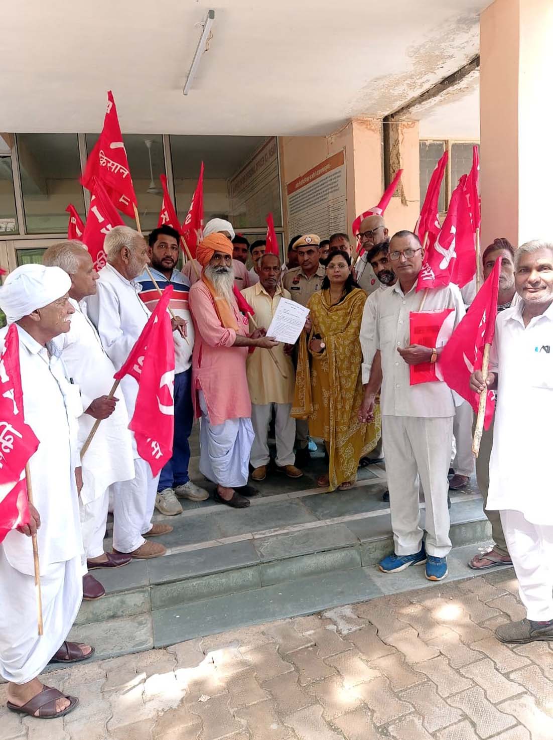 उपमंडल अधिकारी को ज्ञापन सौंपते किसान सभा पदाधिकारी। उपमंडल अधिकारी को ज्ञापन सौंपते किसान सभा पदाधिकारी।