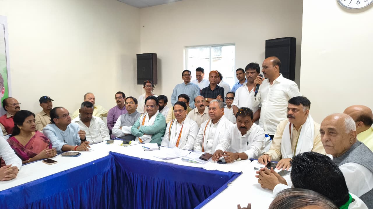 कांग्रेस की बैठक में मौजूद पार्टी के नेता कांग्रेस की बैठक में मौजूद पार्टी के नेता