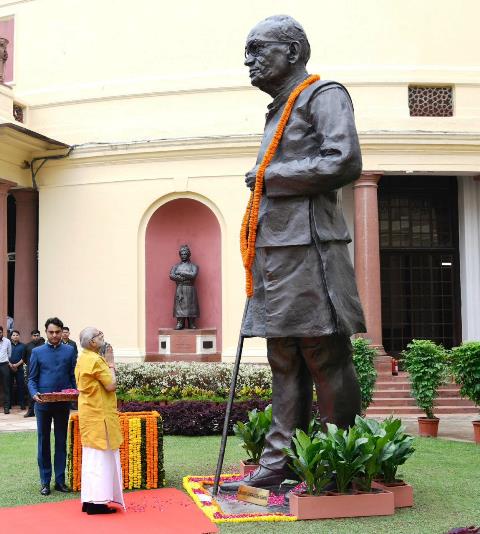 उपराष्ट्रपति श्री सी. पी. राधाकृष्णन, संविधान सदन में लोकनायक जयप्रकाश नारायण को पुष्पांजलि अर्पित करते हुए। उपराष्ट्रपति श्री सी. पी. राधाकृष्णन, संविधान सदन में लोकनायक जयप्रकाश नारायण को पुष्पांजलि अर्पित करते हुए।