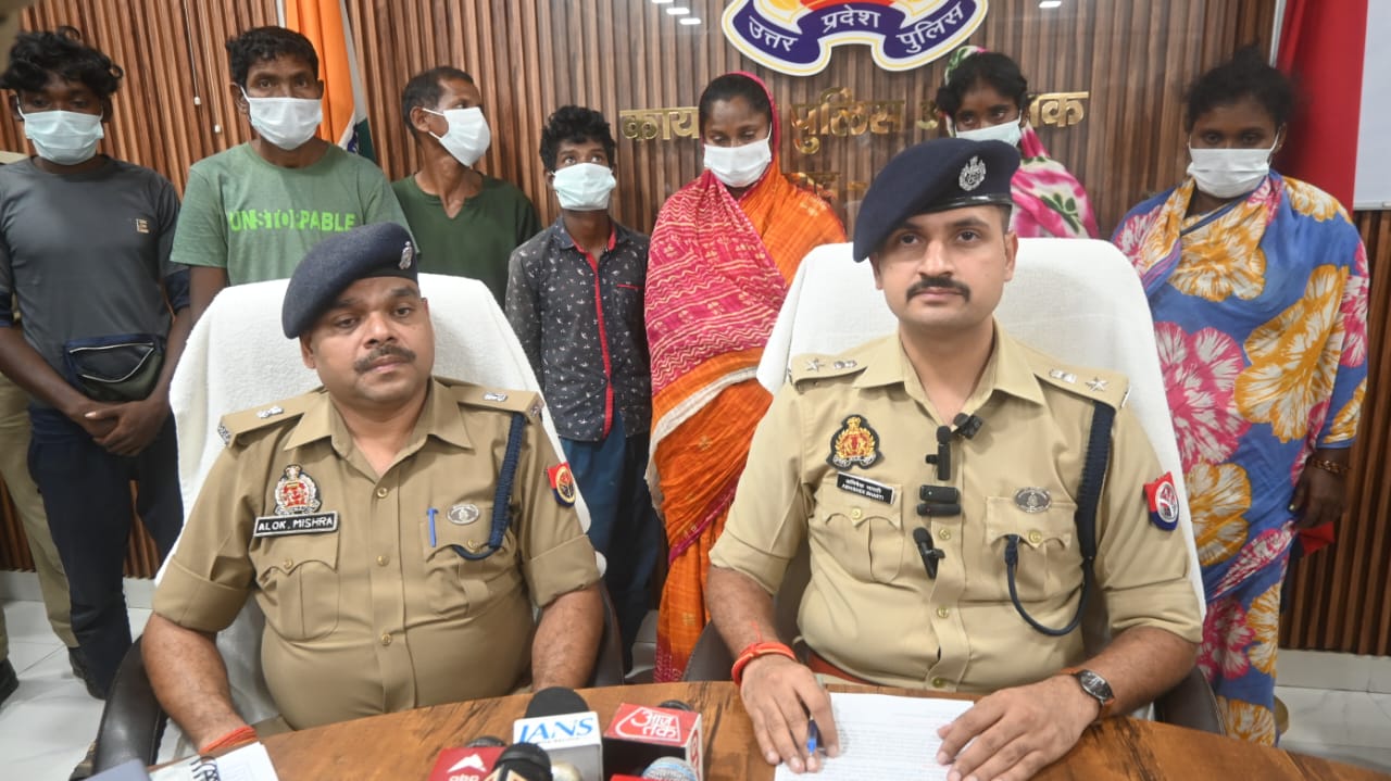 नकली सोना बेचने वाले गिरोह को पुलिस ने किया गिरफ्तार नकली सोना बेचने वाले गिरोह को पुलिस ने किया गिरफ्तार
