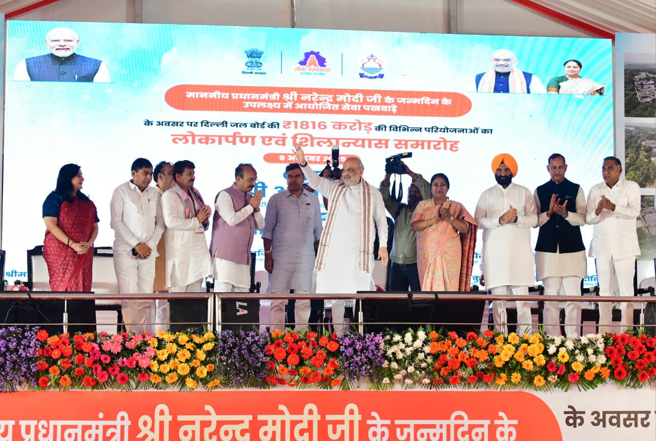 केशोपुर सीवेज ट्रीटमेंट प्लांट परिसर में गुरुवार को आयोजित समारोह में दिल्ली के लिए 1816 करोड़ की परियोजनाओं का उद्घाटन एवं शिलान्यास करते केंद्रीय गृह एवं सहकारिता मंत्री अमित शाह, साथ में दिल्ली की मुख्यमंत्री रेखा गुप्ता, दिल्ली सरकार मंत्री और दिल्ली सांसद केशोपुर सीवेज ट्रीटमेंट प्लांट परिसर में गुरुवार को आयोजित समारोह में दिल्ली के लिए 1816 करोड़ की परियोजनाओं का उद्घाटन एवं शिलान्यास करते केंद्रीय गृह एवं सहकारिता मंत्री अमित शाह, साथ में दिल्ली की मुख्यमंत्री रेखा गुप्ता, दिल्ली सरकार मंत्री और दिल्ली सांसद