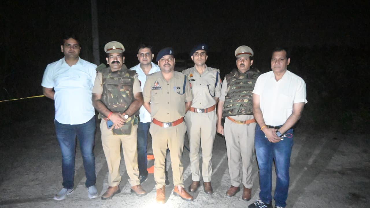 फोटो -घटना के बारे में जानकारी देते अपर पुलिस अधीक्षक