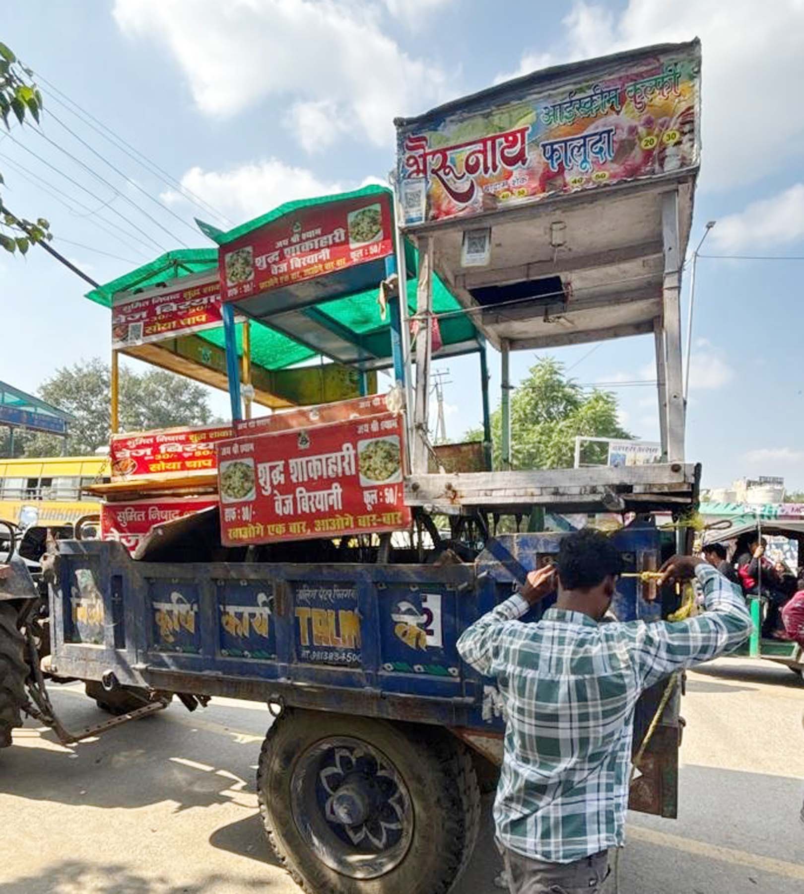 गुरुग्राम नगर निगम क्षेत्र में सार्वजनिक स्थलों पर से उठाई गई रेहडिय़ां। गुरुग्राम नगर निगम क्षेत्र में सार्वजनिक स्थलों पर से उठाई गई रेहडिय़ां।