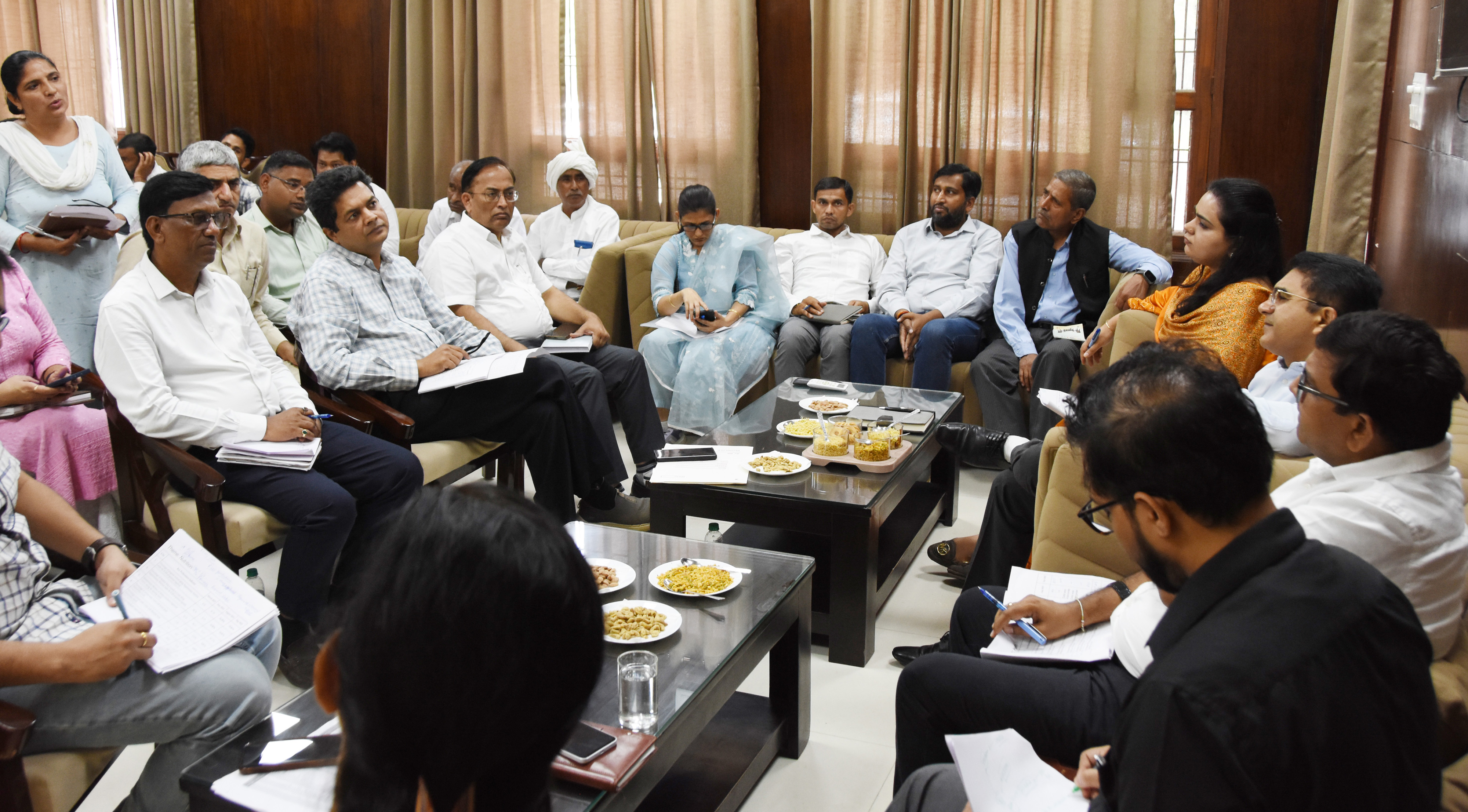 उपायुक्त डॉ. हरीश कुमार वशिष्ठ ने जिला के समग्र विकास को लेकर बैठक में अधिकारियों को दिए निर्देश उपायुक्त डॉ. हरीश कुमार वशिष्ठ ने जिला के समग्र विकास को लेकर बैठक में अधिकारियों को दिए निर्देश