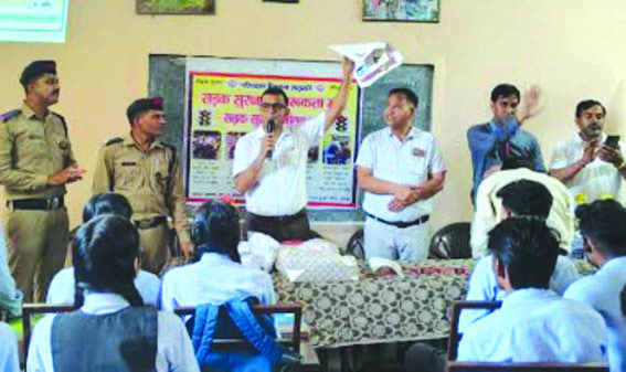 कार्यक्रम के दौरान जानकारी देते हुए