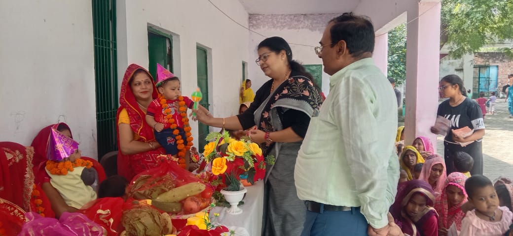 महिलाओं से बात करती आयोग की सदस्या रेनू गौड़