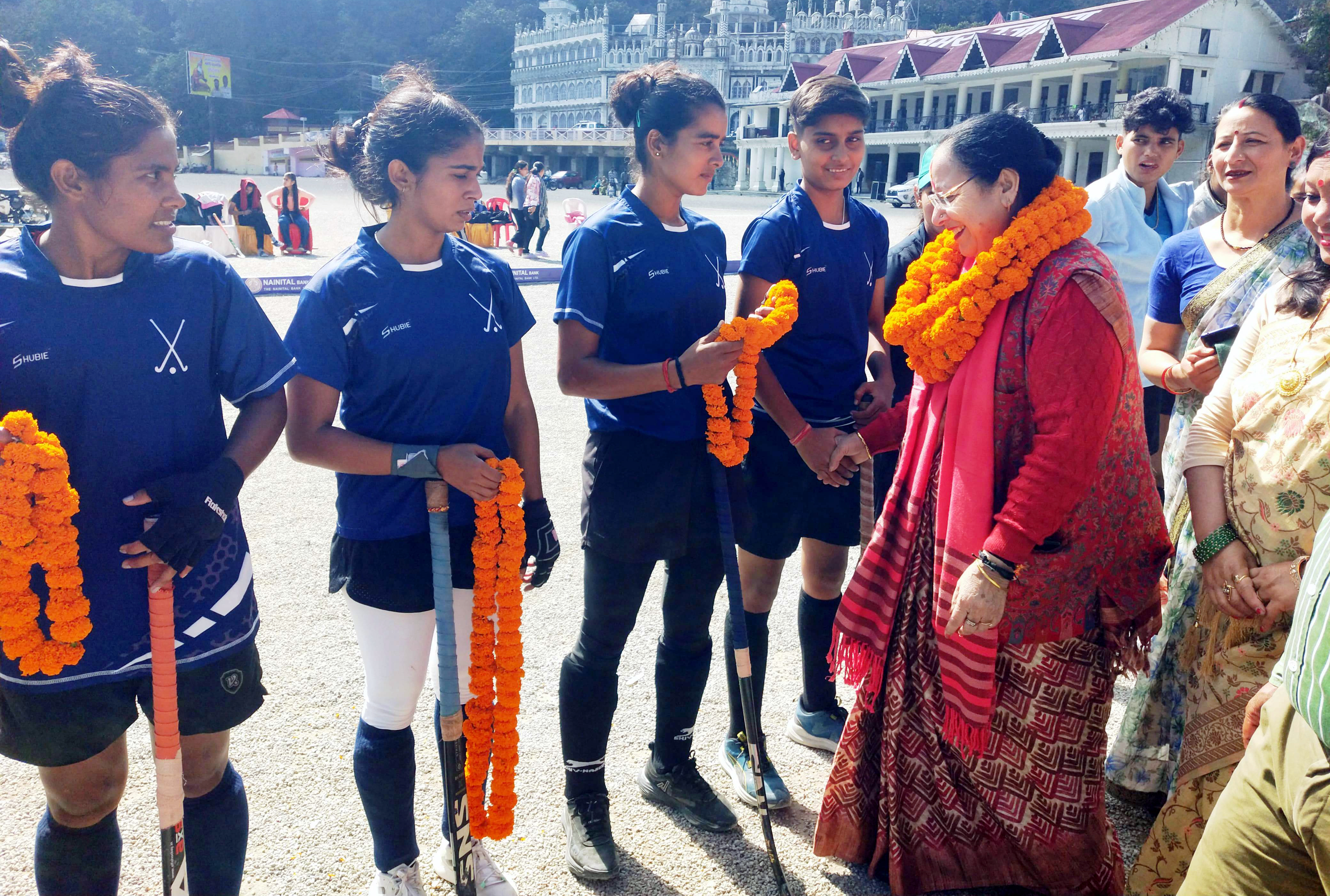 सेमीफाइनल मैचों से पहले खिलाड़ियों से परिचय प्राप्त करती विधायक। सेमीफाइनल मैचों से पहले खिलाड़ियों से परिचय प्राप्त करती विधायक।