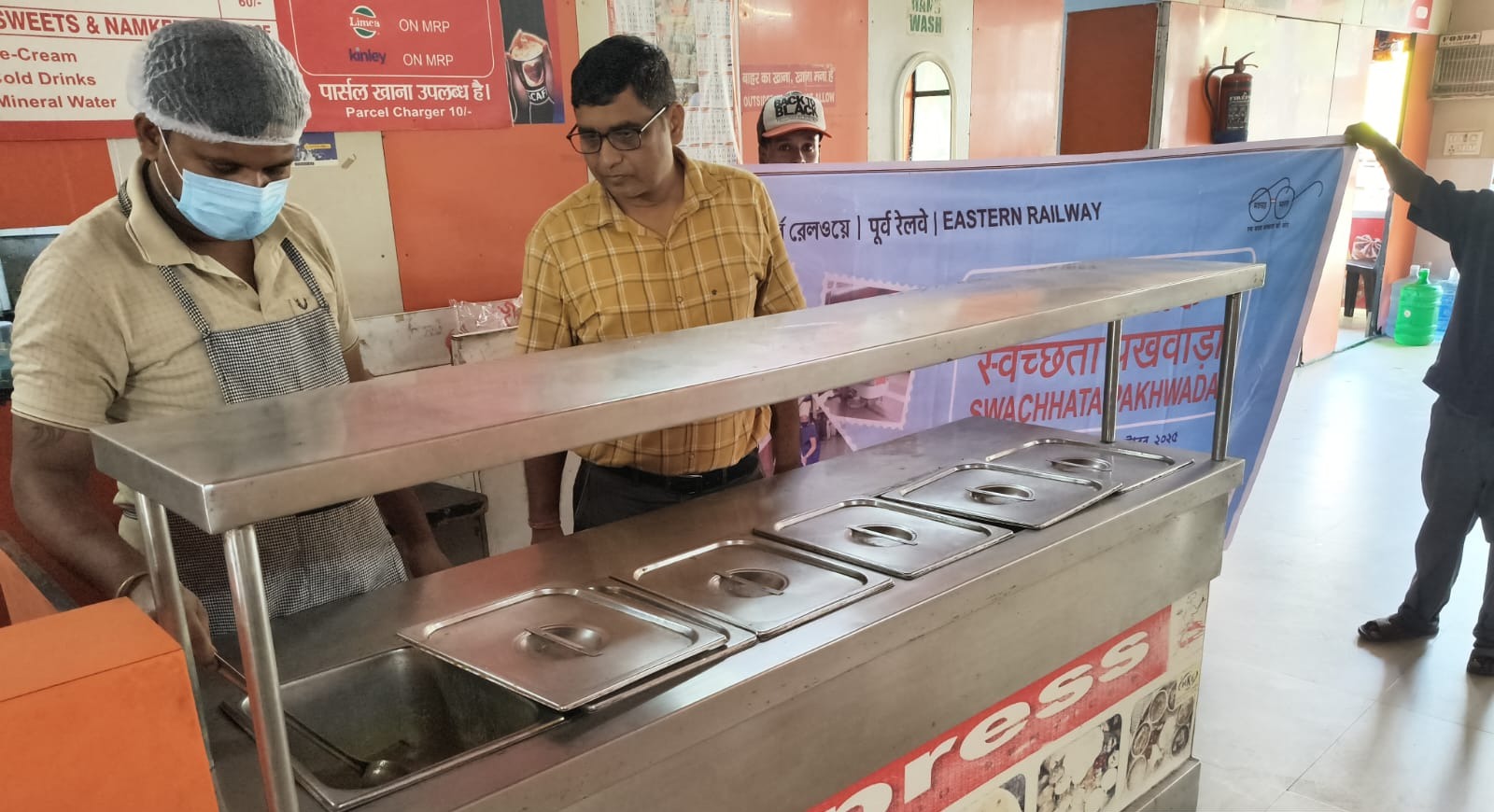 जांच करते अधिकारी जांच करते अधिकारी