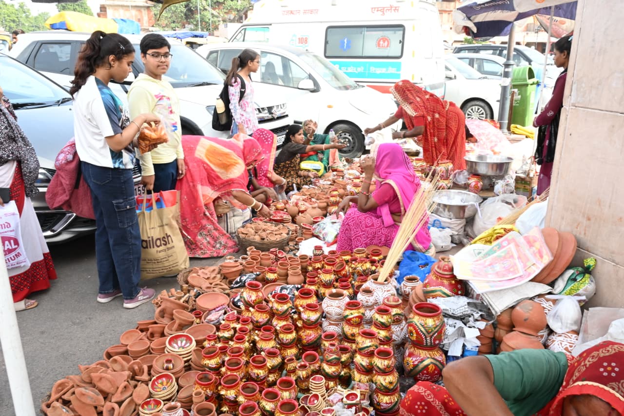 बाजारों में जमकर बिके करवे-अन्य सामग्री बाजारों में जमकर बिके करवे-अन्य सामग्री