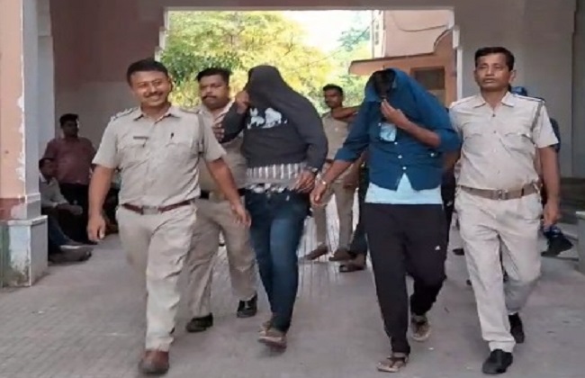 गिरफ्तार आरोपितों को अदालत में पेश करने ले जाती पुलिस गिरफ्तार आरोपितों को अदालत में पेश करने ले जाती पुलिस