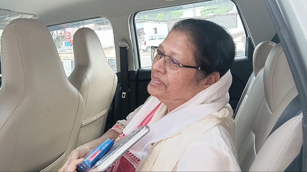 काफी वर्षों बाद अपने छात्रों से मिलकर भावुक हुए शिक्षक