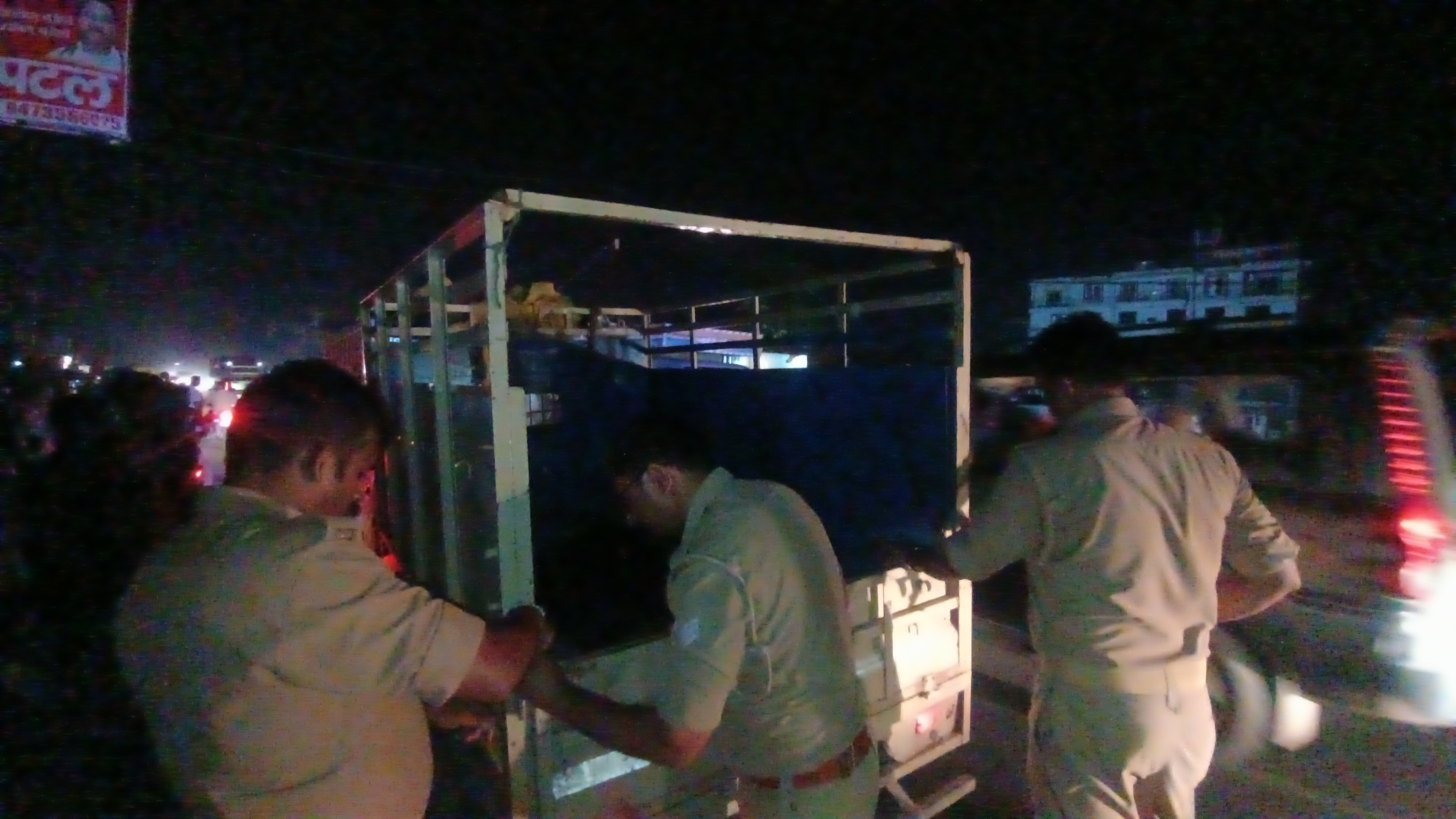 घटना स्थल पर पहुंची पुलिस शव को कब्जे में लेकर पोस्टमार्टम के लिए भेजा घटना स्थल पर पहुंची पुलिस शव को कब्जे में लेकर पोस्टमार्टम के लिए भेजा