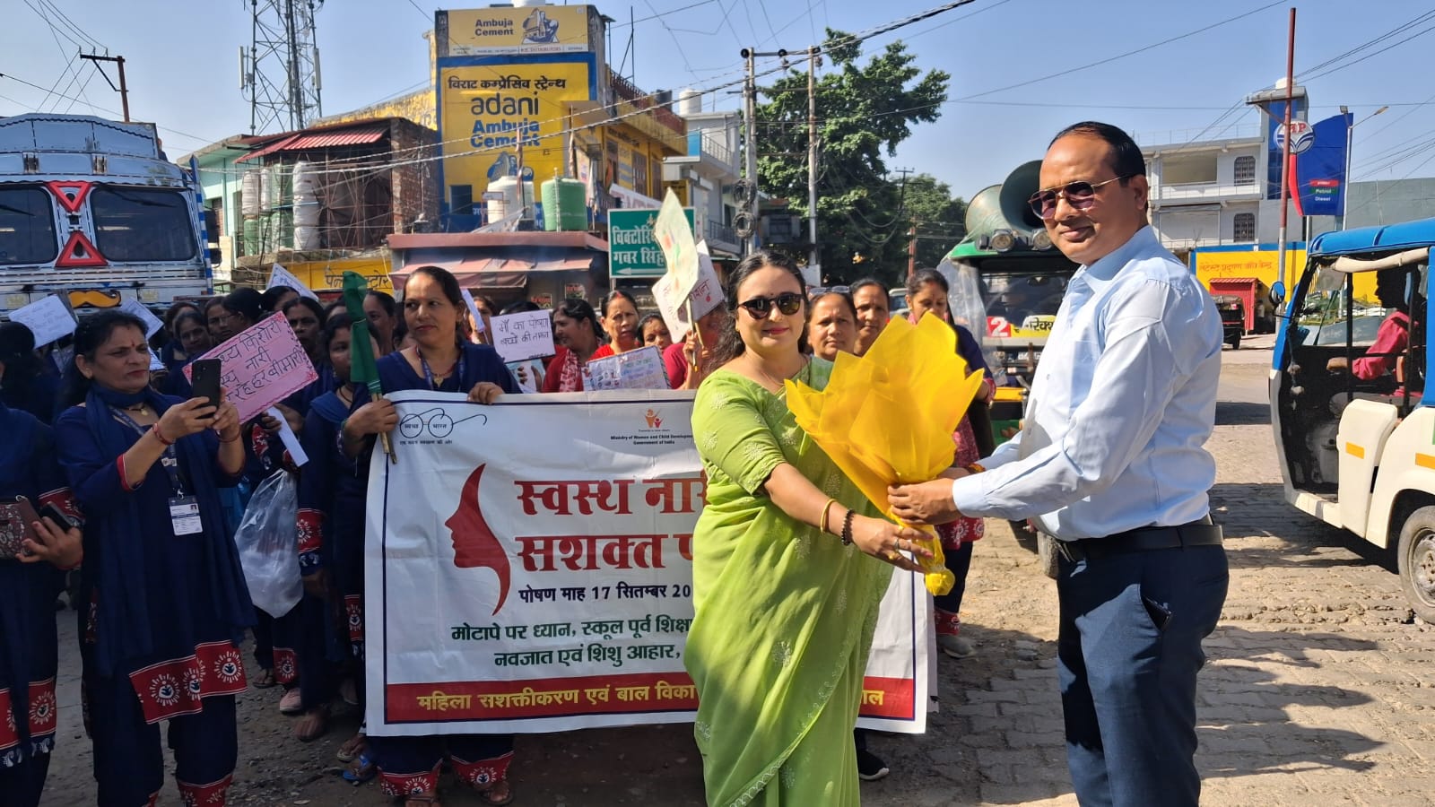 नगर आयुक्त पी एल शाह का स्वागत करती बाल विकास परियोजना अधिकारी शिवाली नगर आयुक्त पी एल शाह का स्वागत करती बाल विकास परियोजना अधिकारी शिवाली