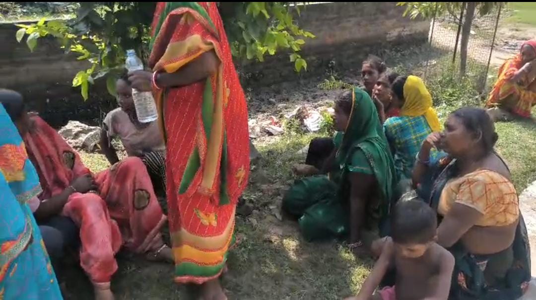 रोते बिलखते परिजन रोते बिलखते परिजन