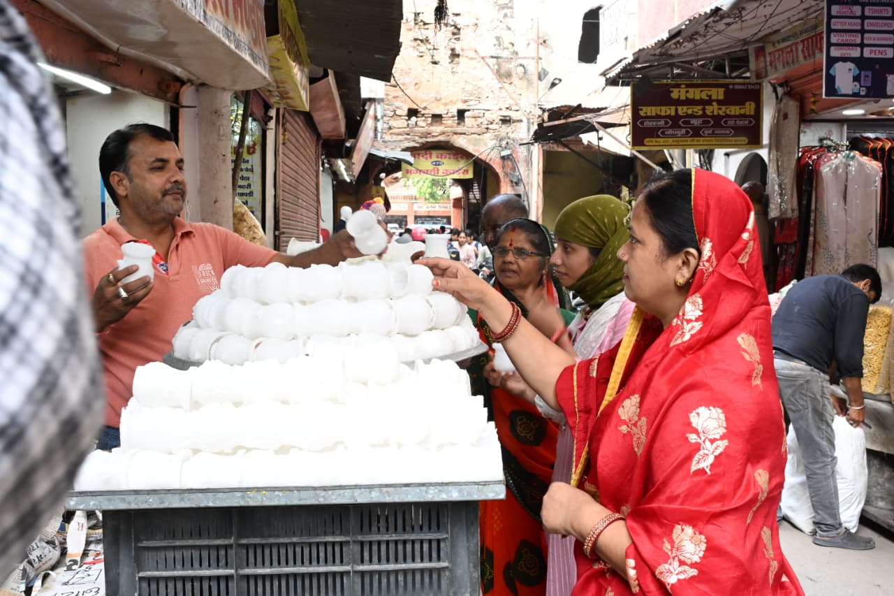 बाजारों में जमकर बिके करवे-अन्य सामग्री बाजारों में जमकर बिके करवे-अन्य सामग्री