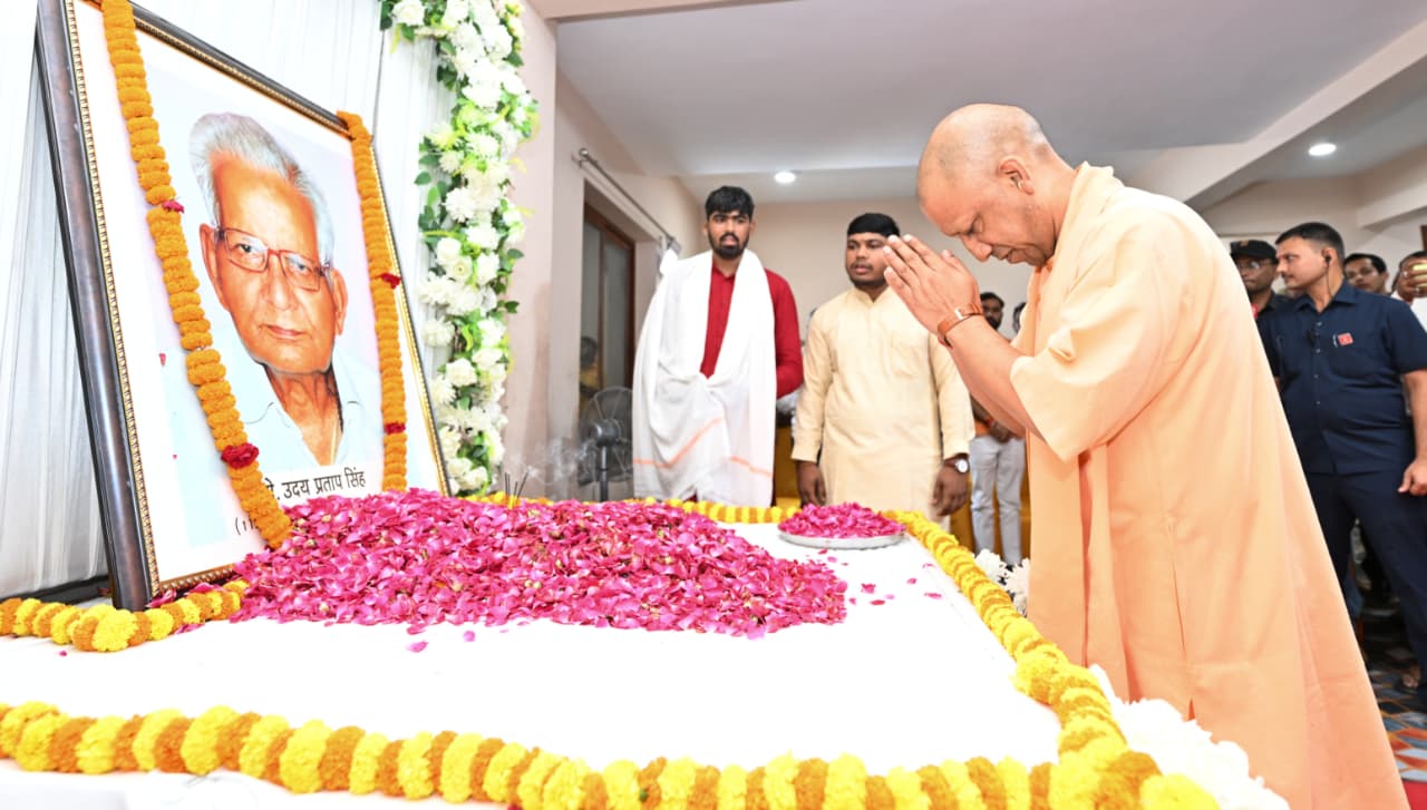 गोरखनाथ मंदिर के पर्यटन सुविधा केंद्र परिसर में श्रद्धांजलि और ब्रह्मभोज का आयोजन*