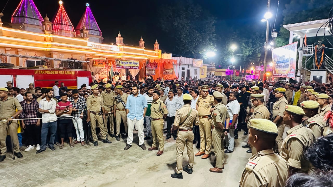 सुरक्षा मे तैनात पुलिस सुरक्षा मे तैनात पुलिस