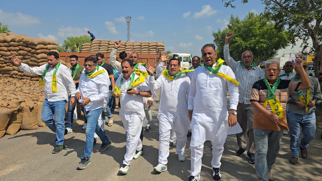 अनाज मंडी झज्जर में संजय दलाल के नेतृत्व में प्रदर्शन करते जजपा के कार्यकर्ता। अनाज मंडी झज्जर में संजय दलाल के नेतृत्व में प्रदर्शन करते जजपा के कार्यकर्ता।