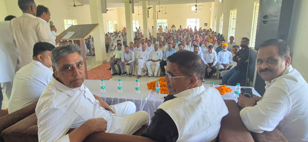 नारायणगढ़ में आयोजित समारोह में भाग लेते सुदेश कटारिया व अन्य नेता। नारायणगढ़ में आयोजित समारोह में भाग लेते सुदेश कटारिया व अन्य नेता।