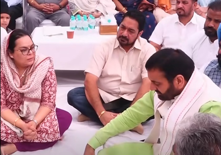 हरियाणा के मुख्यमंत्रीनायब सैनी अमनीत पी कुमार से मिलकर शोक व्यक्त करते हुए हरियाणा के मुख्यमंत्रीनायब सैनी अमनीत पी कुमार से मिलकर शोक व्यक्त करते हुए