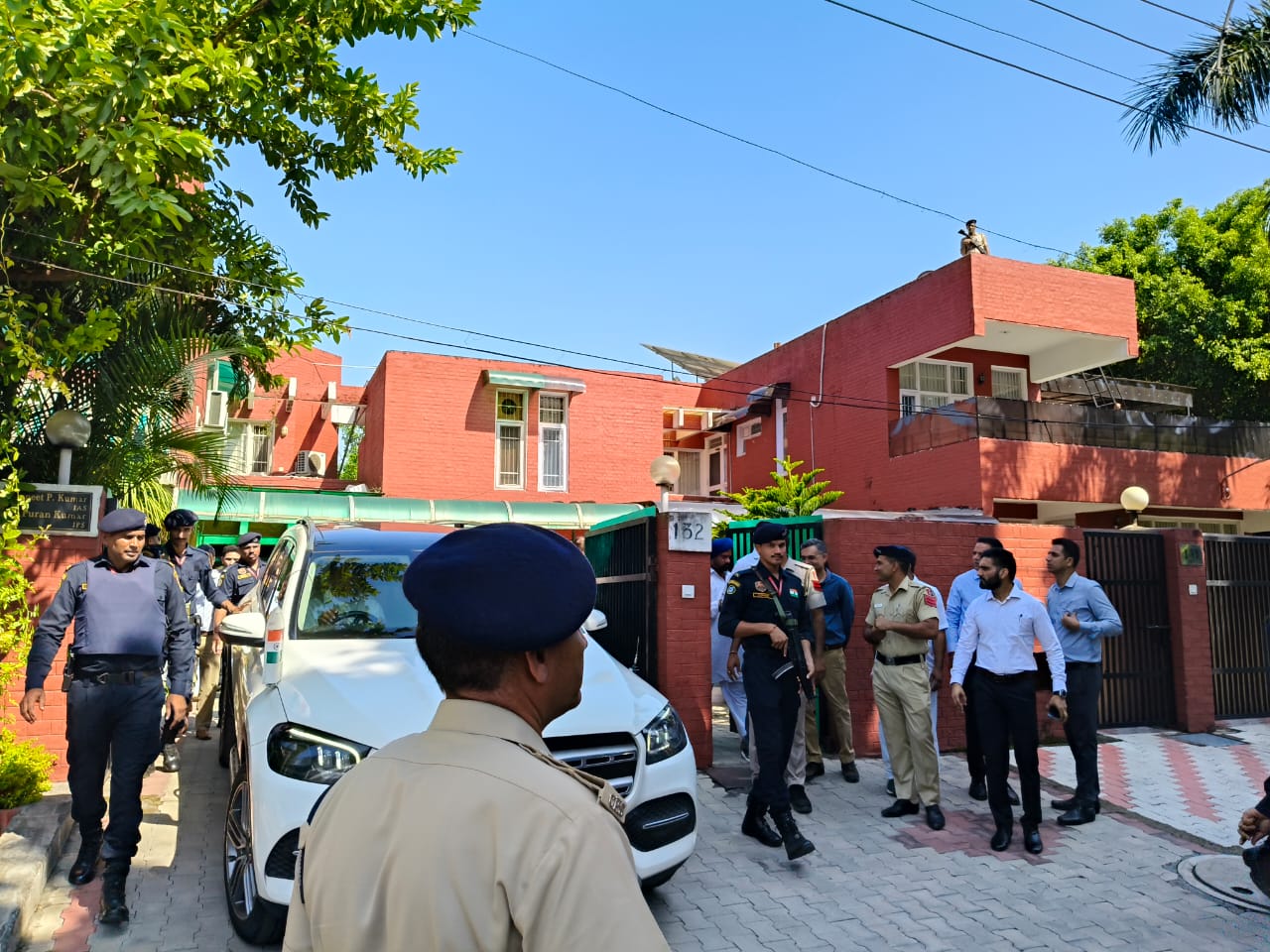 हरियाणा की आईएएस अधिकारी के आवास के बाहर मौजूद पुलिस हरियाणा की आईएएस अधिकारी के आवास के बाहर मौजूद पुलिस
