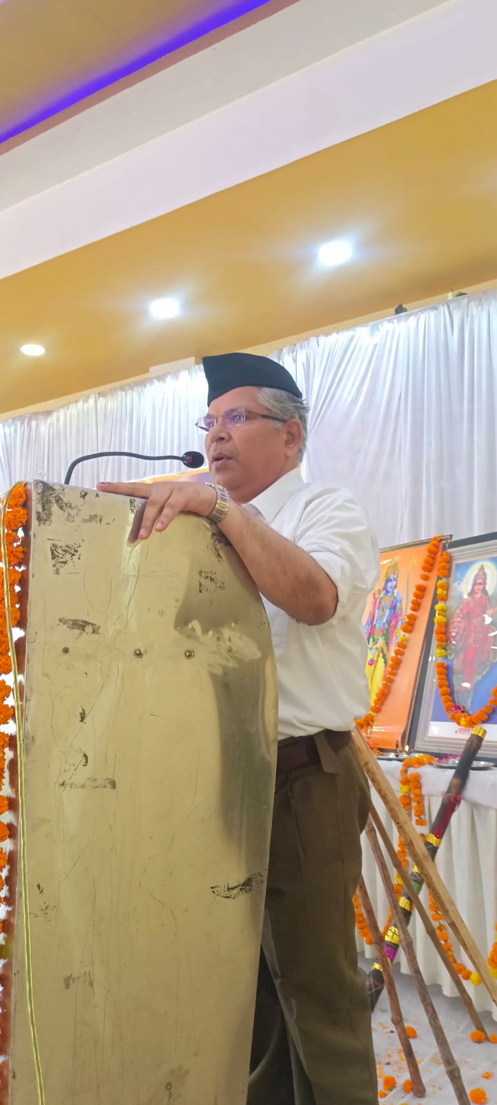 गुरु कृपा गेस्ट हाउस में संबोधित करते प्रांत प्रचारक कौशल गुरु कृपा गेस्ट हाउस में संबोधित करते प्रांत प्रचारक कौशल