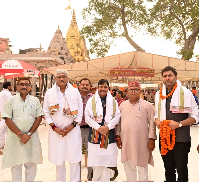 विश्वनाथ मंदिर दर्शन के बाद केंद्रीय मंत्री गजेंद्र सिंह और अन्य गणमान्य लोग विश्वनाथ मंदिर दर्शन के बाद केंद्रीय मंत्री गजेंद्र सिंह और अन्य गणमान्य लोग