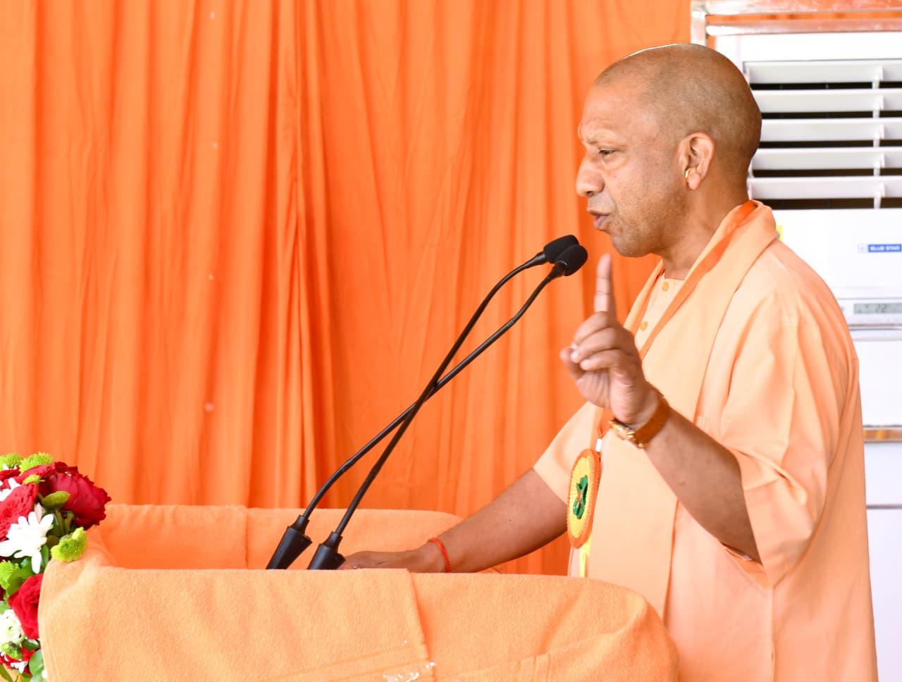 खिलाड़ियों को संबोधित करते खिलाड़ियों को संबोधित करते