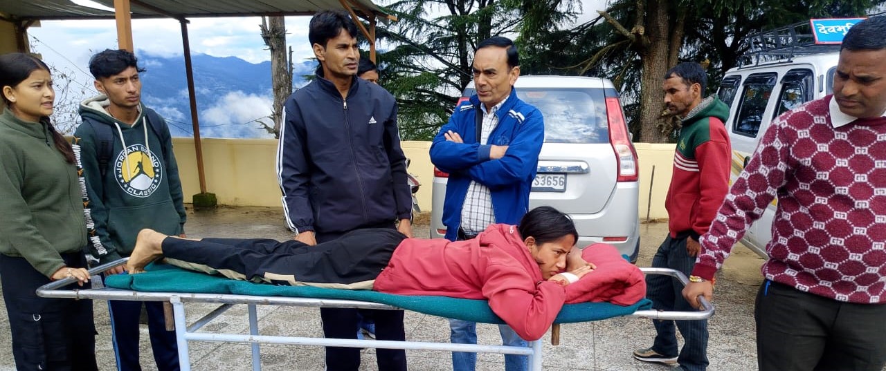 घायल छात्राओं को उपचार के लिए ले जाते हुए। घायल छात्राओं को उपचार के लिए ले जाते हुए।