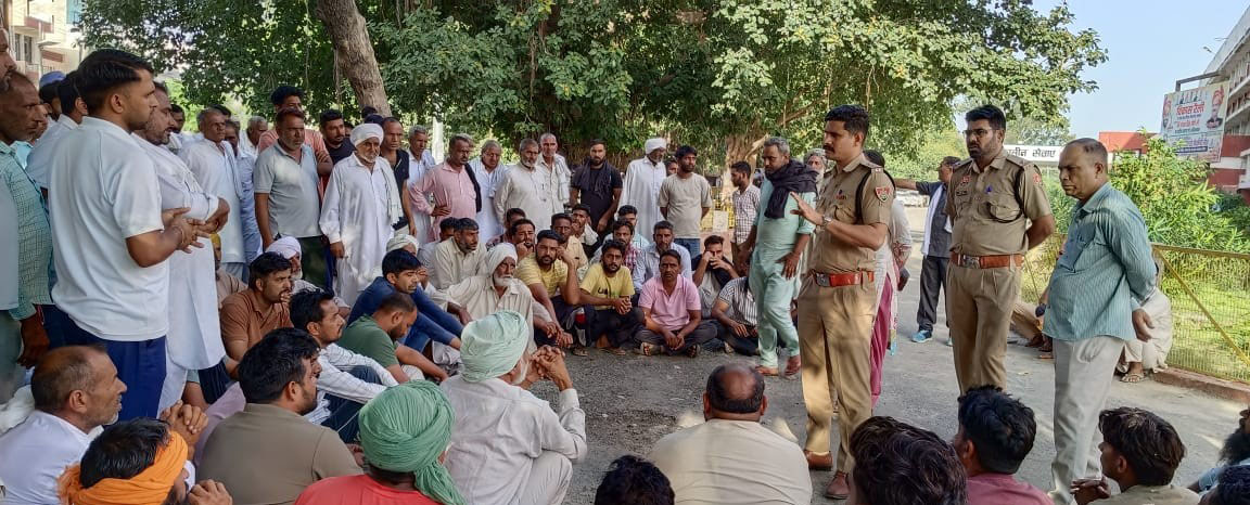 गढ़ी थाना प्रभारी एसआई मनोज कुमार ग्रामीणों से बात करते हुए। गढ़ी थाना प्रभारी एसआई मनोज कुमार ग्रामीणों से बात करते हुए।