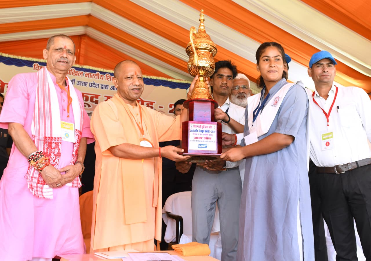 गोरखपुर ग्रामीण को अनुशासन के लिए शील्ड देते हुए मुख्यमंत्री गोरखपुर ग्रामीण को अनुशासन के लिए शील्ड देते हुए मुख्यमंत्री