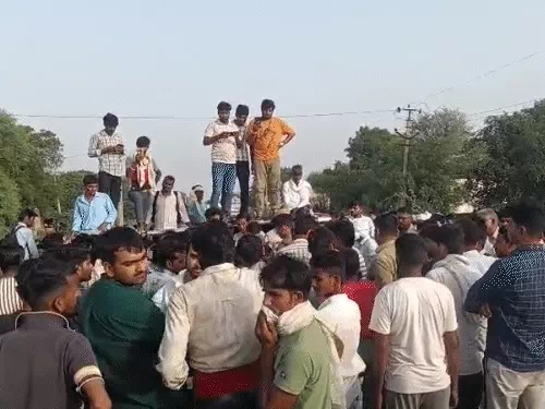 गुस्साए ग्रामीणों ने दौसा-लालसर रोड पर जाम लगा दिया। गुस्साए ग्रामीणों ने दौसा-लालसर रोड पर जाम लगा दिया।