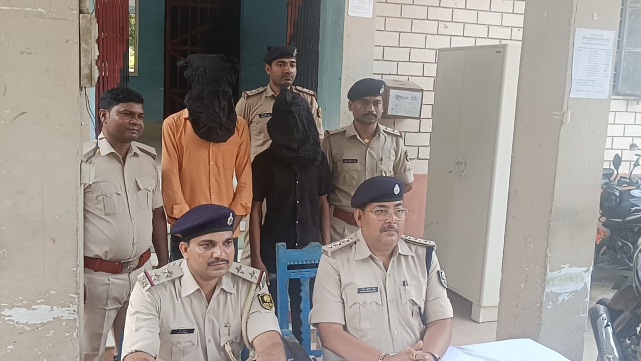 पुलिस के गिरफ्त में आरोपी पुलिस के गिरफ्त में आरोपी